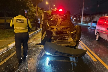 Un vehículo sufrió un accidente de tránsito en el carril de servicio del kilómetro 14,5 de la vía a la costa.