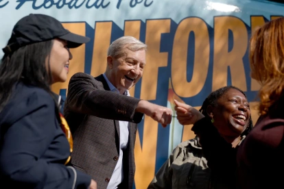 Campaña. El candidato demócrata a la gobernación de California, Tom Steyer, saluda a sus adeptos durante una conferencia de prensa a la que asistió junto a la actriz Jane Fonda.