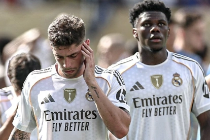 Federico Valverde y Aurelien Tchouaméni (d), jugadores de Real Madrid.