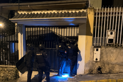Dos hombres fueron detenidos como sospechosos del crimen de madre e hija en Cuenca.