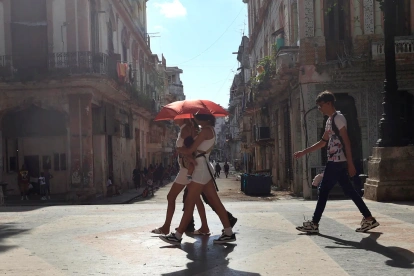 Personas caminan por una calle el 02 de mayo de 2026 en La Habana (Cuba).