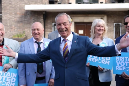El líder del Partido Reformista, Nigel Farage (C), llega al Ayuntamiento de Havering en Londres, Gran Bretaña, el 8 de mayo de 2026.
