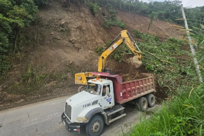 Con maquinaria pesada se ejecutan trabajos de limpieza y remoción de escombros en la vía Balbanera – Pallatanga – Cumandá, en el sector Cruz del Hueso.