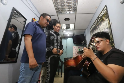 Integrantes del mariachi López interpretan un bolero tras afinar sus instrumentos, previo a realizar shows por el Día de la Madre.