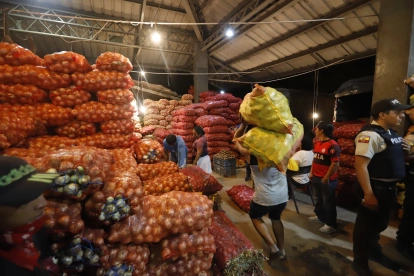 Trabajador descagar sacos de papa en el mercado de Montebello, en Guayaquil.