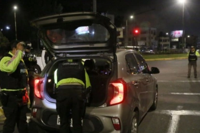 Policías realizan controles nocturnos en Quito durante el toque de queda.