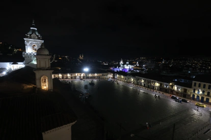 Pasadas las 19:00, la Plaza San Francisco se vacía. Por el toque de queda, las personas se van más temprano de los negocios.