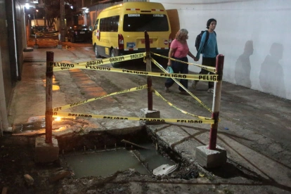 En algunas peatonales, el paso a los vehículos que deben parquearse está limitado.