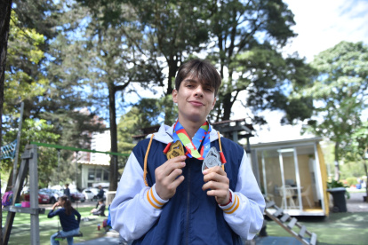 Tomás con el oro de la Copa Mundo y la plata regional.