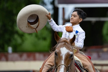 Fotografía que muestra a un joven jinete durante el "Viva Fiesta" en San Antonio, Texas (EE.UU.).