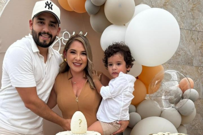 Soledad Barberán y su esposo, René Arreaga, celebran la llegada de una niña a la familia.