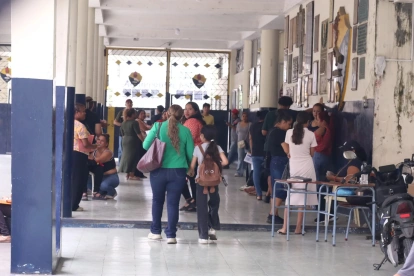 Miles de estudiantes regresaron a las aulas en mayo, en medio de desafíos en recursos, tecnología y calidad educativa.