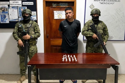 Operativo militar detuvo a alias Chino, presunto Los Lobos, en Montalvo, por microtráfico, tras información de inteligencia.