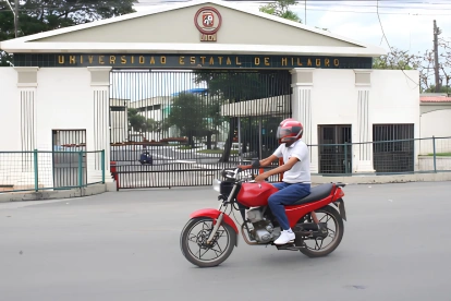 La Universidad Estatal de Milagro cuenta hoy con miles de estudiantes y una amplia infraestructura académica y deportiva.