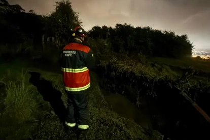 El Cuerpo de Bomberos de Quito atendió la emergencia tras el aluvión registrado en Guamaní.