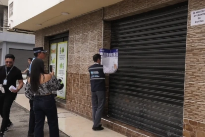 Situación. Uno de los locales se dedica a la venta de comida china.