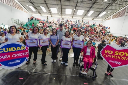 Un grupo de madres que reciben el bono Joaquín Gallegos Lara celebrando su día.