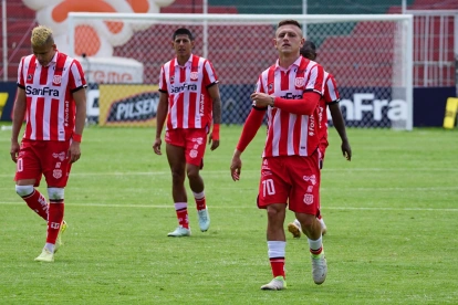 Técnico Universitario enfrenta a Delfín en un duelo clave por la permanencia en LigaPro.