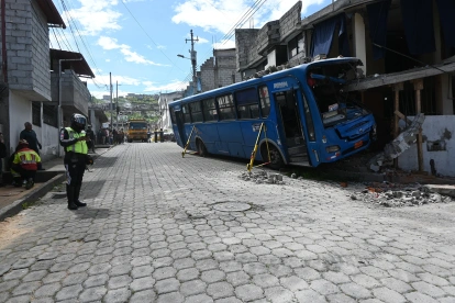 El accidente en el sector de El Conde, sur de Quito, dejó una persona fallecida y daños materiales.