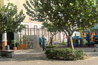 Trabajadores municipales podaron a la enredadera de flores lila.