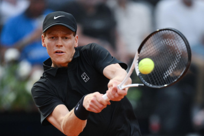 El italiano Jannik Sinner debutó este sábado 9 de mayo en el Masters 1000 de Roma y venció al austríaco Sebastian Ofner en dos sets (6-3 y 6-4), en una hora y cuarenta y un minuto