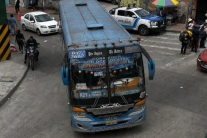 Un bus circula, en la zona de San Roque, en el centro de Quito. Su expediente en la AMT dice que tiene 13 años.