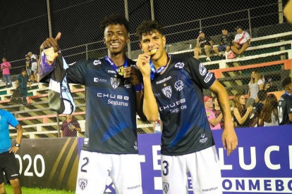 Pacho (i) e Hincapié como compañeros en Independiente del Valle cuando ganaron la Libertadores Sub-20.