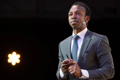 Durante su travesía desde Ghana a Europa, Ousman sufrió robos y maltrato por parte de las mafias que controlan la migración ilegal. Hoy ayuda a mejorar la educación en su país.