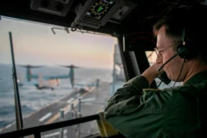 Un militar vigila la situación en el estrecho de Ormuz, por donde hay dificultad para que pase el petróleo, lo que encarece el combustible.