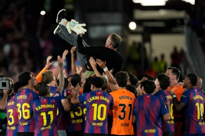 El técnico del FC Barcelona, Hansi Flick, por los aires levantado por sus jugadores al ser campeón de España.