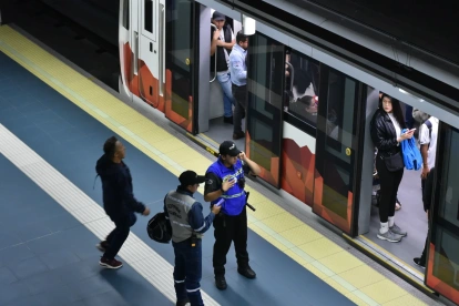La disminución de trenes en funcionamiento genera demoras y sobrecarga en el sistema de transporte capitalino.