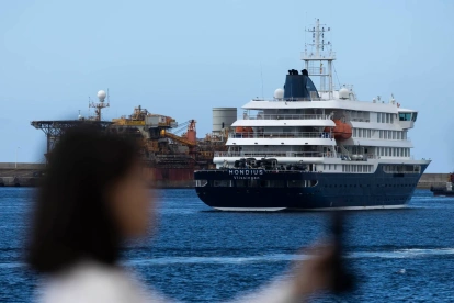 El crucero neerlandés MV Hondius ha repostado combustible este lunes en el puerto de Granadilla de Abona (Tenerife).