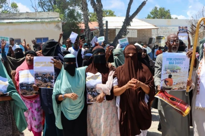 Manifestantes protestan contra los desalojos forzosos y los problemas relacionados con la tierra en Mogadiscio, Somalia, el 10 de mayo de 2026.