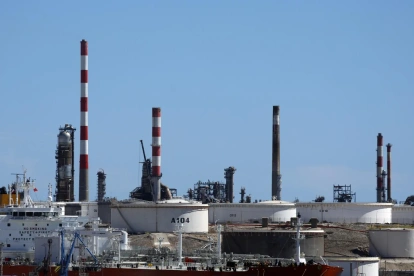 Buques petroleros descargan en la refinería de Lavera, en Martigues, al sur de Francia, el 11 de mayo de 2026.