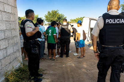 La policía en el lugar del suceso investiga el caso del crimen del joven estudiante