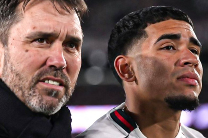 Eduardo Coudet consoló a Kendry Páez tras la clasificación de River Plate.