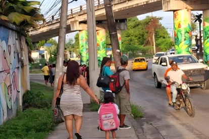 En las paradas de buses del sur de la ciudad, decenas de personas aguardaban con incertidumbre la llegada de unidades que nunca aparecieron.