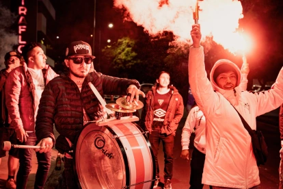 Así fue el recibimiento de los hinchas de Liga de Quito en Ambato.