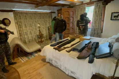 Policía decomisó un arsenal en una hacienda de Machachi durante un operativo contra el crimen organizado.