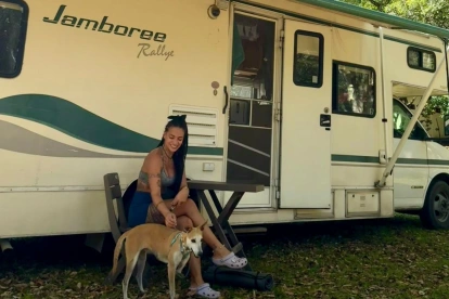 Ivette Martínez junto a su casa rodante en su travesía hacia Alaska