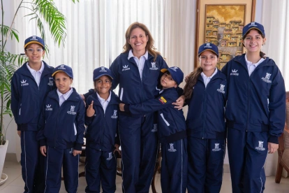 Martha Fierro junto a las jóvenes talentos que representan a Ecuador en El Salvador.