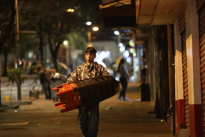 Locales. Comercios formales e informales adelantan cierres por restricciones nocturnas en Quito.