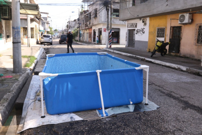 El crimen se cometió en medio de un festejo por el que se había puesto una piscina en la calzada para que jueguen los niños.