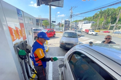 Conductores acudieron masivamente a las estaciones de servicio antes de la entrada en vigencia del nuevo ajuste de precios de los combustibles en Ecuador.