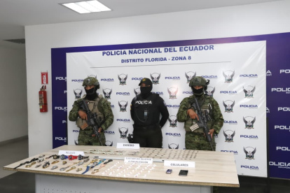 La Policía detuvo a adulta mayor con sobres de posible cocaína.