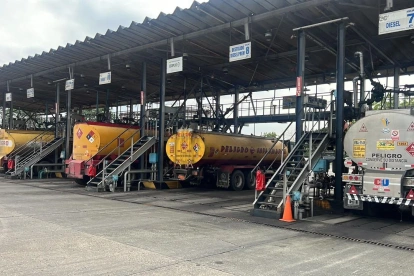 El ministro Juan Carlos Blum supervisó y verificó el despacho normal de combustibles líquido.