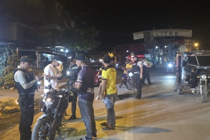 Policías y militares intensificaron controles nocturnos durante el nuevo toque de queda en Ecuador.