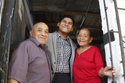 Joaquín Baños y sus abuelos que lo criaron desde los tres años. Para él, son su motor de vida.