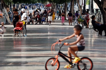 Fotografía del 2 de mayo de 2026 que muestra a personas por el paseo del Prado, en La Habana (Cuba).