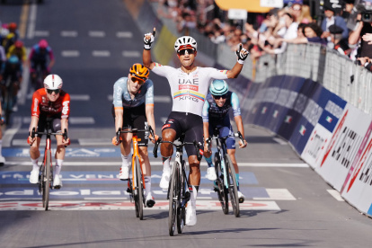 El festejo de Jhonatan Narváez tras ganar a cuarta etapa del Giro de Italia.